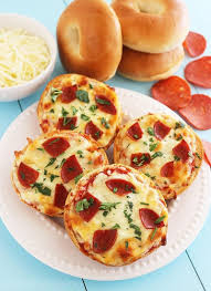 Easy Mini Bagel Pizzas Recipe Food Homemade Bagels Recipes
