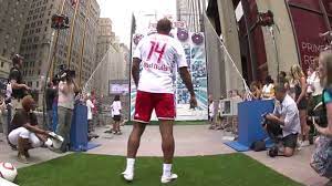 Durant sa jeunesse, il évolue dans plusieurs clubs de la région parisienne avant d'intégrer le centre de préformation de l'inf clairefontaine. Tristan Eaton Thierry Henry Murals Red Bull Youtube