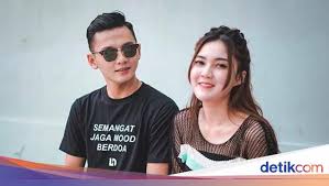 Pertanyaan ini mungkin mencuat ketika pedangdut tersebut sukses bikin heboh setelah mengaku kalau dirinya sudah menikah alias punya suami. Rumor Pernah Menikah Dengan Cak Malik Ini Klarifikasi Nella Kharisma