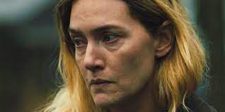 Kate winslet spielt in mare of easttown eine polizistin mittleren alters mit privaten problemen. Gzwlncf Taaim
