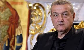 Deși știa că sunt dinamovist convins și ne tachinam pe tema asta, domnul gigi a dăruit trupei mele cel mai mare bonus primit vreodată în afara contractului stabilit: Gigi Becali Nu Are Incredere In AutoritÄƒÈ›ile Din Romania 400 De Oameni Nici Nu Au Avut Coronavirus