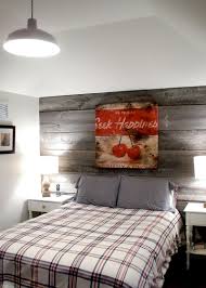 Farmhouse Style Bedroom With A Modest Reclaimed Wood Feature Wall Woodfeaturewalls Farmhouse Coole Schlafzimmer Ideen Holzwand Schlafzimmer Schlafzimmer Wand