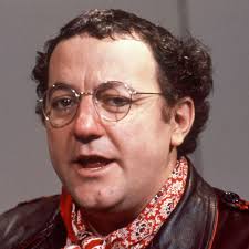 La différence qu'il y a entre les oiseaux et les hommes politiques, c'est  que de temps en temps les oiseaux s'arrêtent de voler." Coluche Coluche est  né le 28 octobre 1944, il