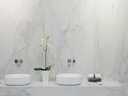 witte badkamer met keramische carrara marmerlook badkamer wandtegels tegels badkamer hangkast