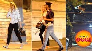 Olivia è la donna con la maglia blu che parla al telefono. Giuseppe Conte E La Compagna Olivia Incontri Segreti Nella Notte Romana