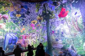 It is a visual panorama displayed inside a former gasometer, accompanied by a thematic exhibition. Neues Panorama Im Panometer Leipzig Carolas Garten Eine Ruckkehr Ins Paradies Stadt Leipzig
