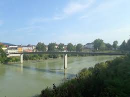 Die salzachbrücke ist eine historische straßenbrücke über die salzach, die die bayerische stadt laufen mit der österreichischen stadt oberndorf bei salzburg verbindet. Europasteg Von Oberndorf Richtung Laufen Gesehen Bild Von Salzachbrucke Oberndorf Bei Salzburg Tripadvisor