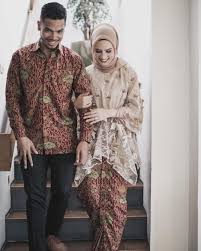 28 trend baju couple kombinasi batik modern terbaru 2019/2020. 12 Inspirasi Kebaya Couple Buat Tunangan Serasi Memesona