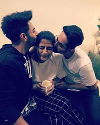 01:12 ayushmann khurrana shares wish to work with his brother aparshakti khurrana #javedakhtar #ayushmannkhurrana #indianpoetjavedakhtar. Photo Ayushmann Khurrana And Tahira Kashyap With Brother Aparshakti Khurana A Perfect Family Pic Newstrack English 1