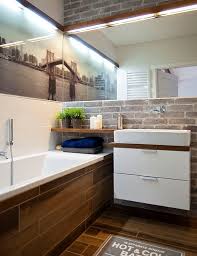 Fliesen In Holzoptik Verkleiden Die Badewanne Badezimmer Badezimmer Klein Bad Inspiration Und Badezimmer