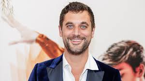 Victor Abeln, de barman van First Dates, zet zijn appartement te koop. Zie  de binnenfoto's