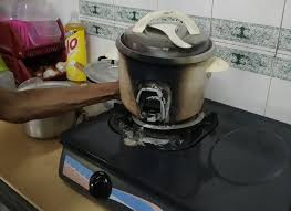 Ia terdiri daripada punca haba, periuk nasi, dan termostat yang menyukat suhu periuk dan mengawal haba. Hangit Satu Rumah Anak Terkejut Tengok Rice Cooker Separuh Terbakar Dikerjakan Bapa Usia 75 Tahun Sis Dah Pesan Jangan Buat Apa Apa Viral Mstar