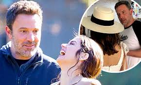 La habana te queda bien, @benaffleck, escribió la tienda clandestina en su sitio en instagram junto a una foto del actor estadounidense en el establecimiento. Ben Affleck Is Definitely Dating Ana De Armas After Packing On The Pda At The Airport In Cuba Daily Mail Online