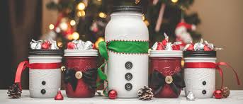 12 Idees De Cadeaux De Noel A Offrir Dans Un Pot Mason Deco Noel Diy Deco Homemade