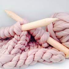 Marzipan und puderzucker mit den händen gründlich zu einer homogenen masse für die marzipandecke verkneten. Fluffige Diy Wohnaccessoires Selber Machen Mit Riesenmaschen Blanket Knitting Kit Knitting Kits Blanket Knitting Patterns