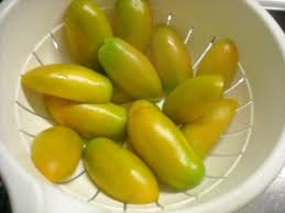 Ne esistono numerose varianti, a seconda delle tradizioni locali e familiari, in cui si prevede l'aggiunta di ulteriori ingredienti. Pomodori Verdi Sott Olio