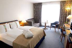 The holiday inn hamburg has bright rooms with a variety of international satellite tv channels and free soft drinks from the minibar. Standard Zimmer Holiday Inn Hamburg An Den Elbbrucken