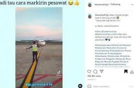 Tapi, tukang parkir pesawat tidaklah biasa. Salfok Cara Kerja Kang Parkir Pesawat Netizen Bayar Parkirnya Berapa Ya Hitekno Com
