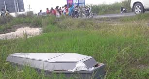 Tres jóvenes personas perdieron la vida y otras tres resultaron heridos de gravedad la noche del miércoles en un aparatoso accidente ocurrido en el puente higuamo de san pedro de macorís. Abandonan Cadaver Frente A Un Cementerio En San Pedro De Macoris Admedios Noticias