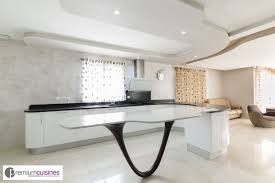 La Forme Arrondie De La Cuisines Est Mise En Valeur Par Les Meubles Les Coffrages Au Plafond Ainsi Que La Table Et S Maison Mobilier De Salon Cuisine Ouverte