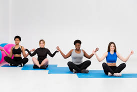 position de yoga au cours de fitness