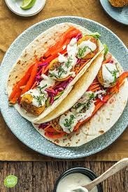 Mit Falafel Gerostetem Paprika Und Tahinisauce Hellofresh Einwickeln In 2020 Lebensmittel Essen Vegetarisches Mittagessen Vegetarische Gerichte