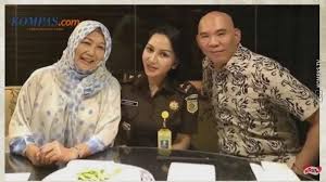 Diduga bantu djoko tjandra, jaksa pinangki sering plesir luar negeri dan pernah lakukan oplas di as jaksa piangki pernah melakukan operasi plastik yang ditangani oleh dr andrew jacono kamis, 13 agustus 2020 Biodata Pinangki Sirna Malasari Jaksa Cantik Yang Pernah Operasi Plastik Di As Dan Hidup Glamor Surya