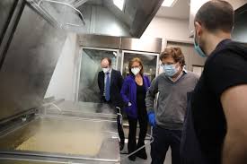 ¿buscas un hotel en madrid? Almeida Visita El Hotel Four Seasons Que Elabora Un Millar De Comidas Diarias Gratuitas Para Familias Necesitadas Ayuntamiento De Madrid
