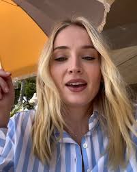 New! #SophieTurner out and about in London with Perry Pearson ✨ Our girl is  HARD launching this new relationship and I'm obsessed; photo credit to  Dean@splashnews