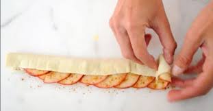 How To Roll Apple Slices Into A Beautiful Rose Shape Food Apple Roses Yummy Food