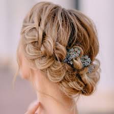 Although the powdered wigs of louis ivx are a thing of the past (boo), the short, clean your short style is unique. Dirndl Frisuren Uber 25 Hubsche Ideen Fur Das Oktoberfest Cosmopolitan