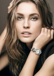 nadja bender pour la campagne de pub gucci montres bijoux モデル ジュエリー 時計
