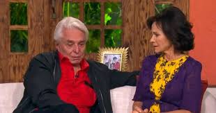 Enrique alejandro guzmán vargas (caracas, venezuela, 1 de febrero de 1943), cuyo nombre artístico es enrique guzmán, es un cantante mexicano, nacido en venezuela. Critican A Paty Chapoy Por Llorar Y Defender A Enrique Guzman De Acusaciones De Abuso De Si Nieta