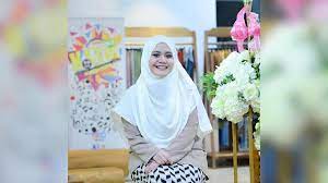 She became popular after her first song, cinta muka buku (facebook love) gained popularity. Najwa Berkarya Dalam Tempoh Pkp