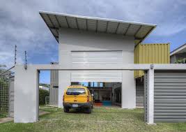 Hier Ist Ein Haus Miteiner Garage Mit Einem Gelben Auto Ein Haus Das Aus Alten Metallcontainern Gebaut Wurde Haus Container Hauser Einfaches Haus