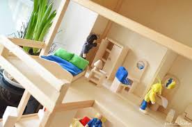 Mit diesem puppenhaus ist das möglich. Spielzeug Inspiration Ein Selbstgebautes Puppenhaus Aus Holz Https Familieberlin De