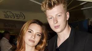 Herec a zpěvák adam mišík (22) se pohybuje v šoubyznysu od svých patnácti let. Adam Misik Je Pry Single Ve Spolecnosti Se Ale Vasnive Libal S Touhle Kraskou Super Cz