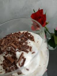 Mousse Au Chocolat Blanc Stracciatella De Cyril Lignac Dans Tous En Cuisine Mes Meilleures Recettes Faciles En 2020 Mousse Chocolat Blanc Mousse Au Chocolat Mousse Au Chocolat Cyril Lignac