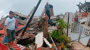 Bencana alam yang terjadi di film ini adalah gempa bumi yang membuat kerusakan di pembangkit listrik tenaga nuklir. Deadly Earthquake Hits Indonesia S Sulawesi Island News Dw 15 01 2021