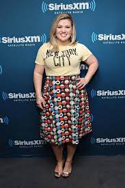 Kelly Clarkson S Piece By Piece Album Debuts At The Top Of Billboard 200 Chart Fashion Fashion Police Colourful Outfits