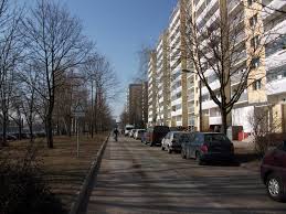 Alle 192 wohnungen mit ein bis vier zimmern sind barrierefrei und besonders gut für junge familien mit kleinkindern sowie für ältere oder beeinträchtigte menschen geeignet. Datei Alt Hohenschonhausen Altenhofer Strasse 01 Jpg Wikipedia