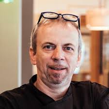 Mit Können und Witz: Unser Küchenchef Thomas Sitzwohl ❤ Mit Strudeln und  Sterz hat alles begonnen! Thomas "Tom" Sitzwohl begann seine Karriere im  Südburgenlänidschen Hagensdorf. Seine Lehrherrin führte ihn in die Kunst