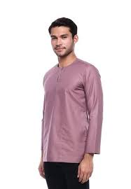 Kurta warna putih/hitam, leher bulat, diperbuat daripada campuran kain kapas bermutu. Koleksi Kurta Lelaki Terkini Untuk Tahun 2021 Rekaan Moden Dan Berkualiti Model Baju Pria Fotografi Pasangan Pria