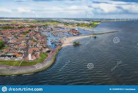 The fishing village of urk is centuries old and has a unique culture and history. Urk Mit Seinem Leuchtturm Ein Kleines Kustendorf Auf Dem Ijsselmeer In Den Niederlanden Stockbild Bild Von Holland Landschaft 153358153