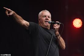Repetition on the radio 67. Fire Fight 2020 Daryl Braithwaite Is Overwhelmed Performing Horses Daily Mail Online