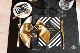 Found or purchased natural materials give texture to your table. Trendy Black White And Gold Wedding Stationery Wedding Cake And Table Decor By Nina Hintringer Photography