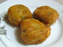Kupas kentang kukus, lalu campur dengan bumbu halus dan seledri yang sudah diiris halus. Perkedel Wikipedia