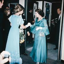 Lesen sie hier alle informationen der faz zum gesundheitszustand der königin. Queen Elizabeth Ii Ihre Beruhmtesten Looks Brigitte De