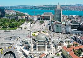 Taksim camii'nde şerefelerin tamamlanması ve iskelelerin kaldırılmasıyla cami ve minare tamamen ortaya çıktı. 4tt9o0uahzvq9m