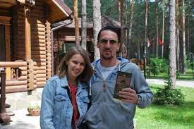 Напомним, дарья мельникова и артур смольянинов поженились в 2013 году. Artur Smolyaninov Biografiya Foto Lichnaya Zhizn Novosti Filmografiya 2018 Biografii
